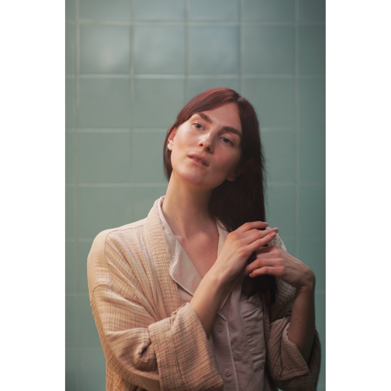 Kuvassa henkilö sivelee hiuksiaan